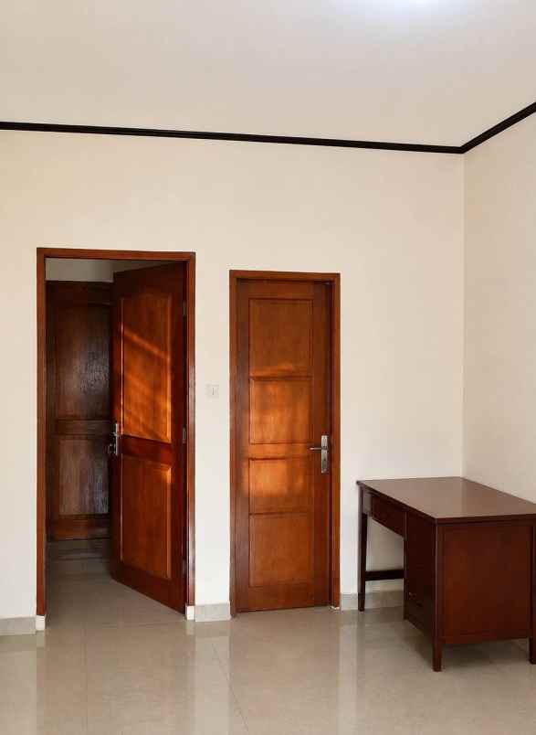 dijual rumah jln mutiara gading 2
