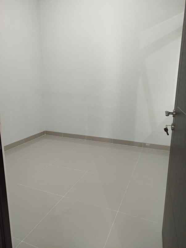 dijual rumah jln saturnus selatan
