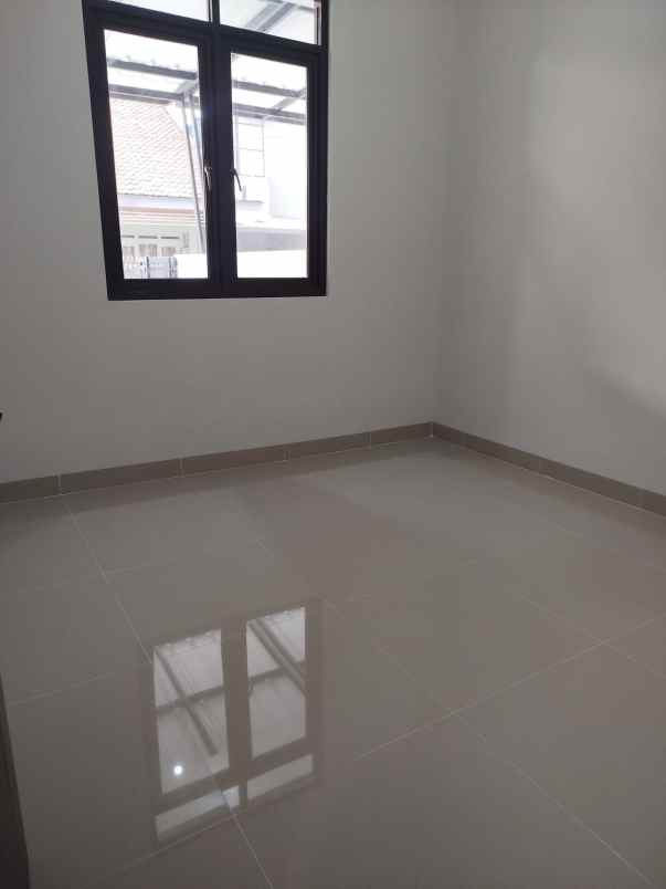 dijual rumah jln saturnus selatan