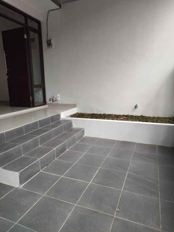 dijual rumah jln saturnus selatan