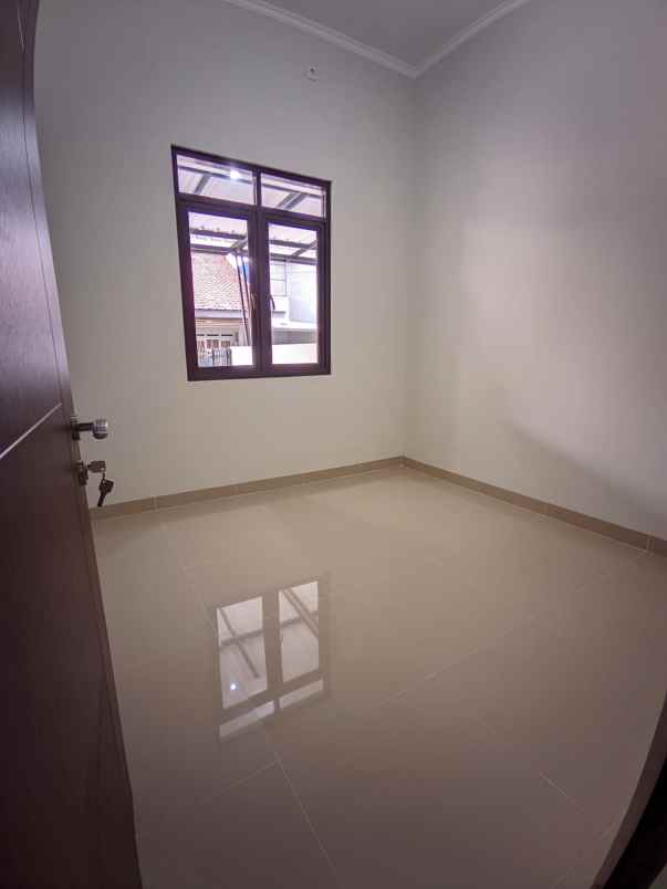 dijual rumah jln saturnus selatan
