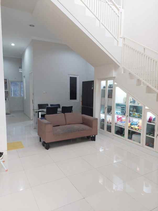 dijual rumah karah tama