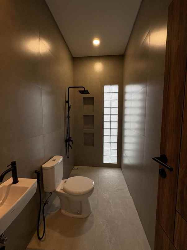 dijual rumah kencana loka bsd