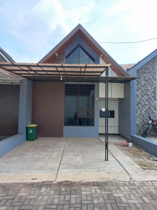 dijual rumah komplek cihanjuang