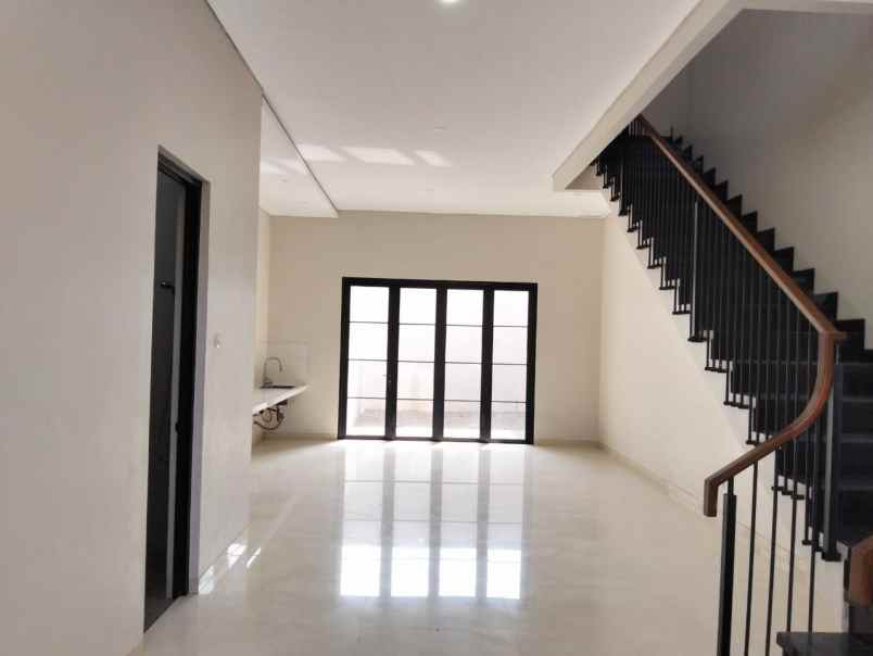 dijual rumah komplek elit singgasana