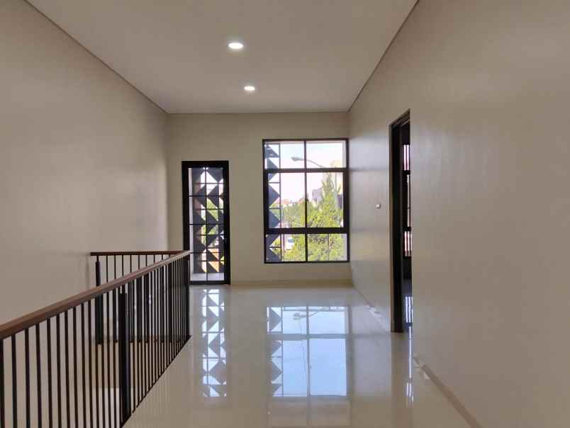 dijual rumah komplek elit singgasana