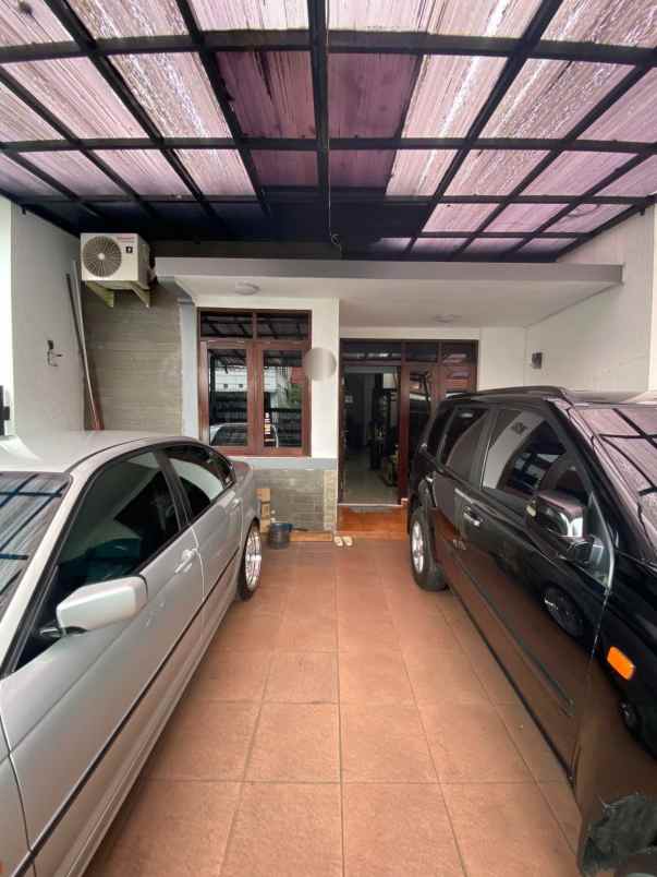 dijual rumah komplek elite puri dago