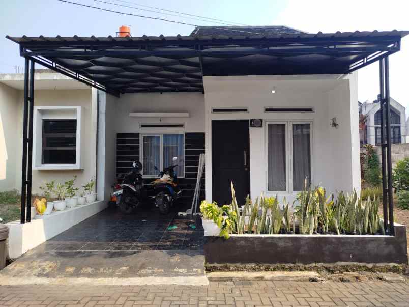 dijual rumah komplek pinus regency
