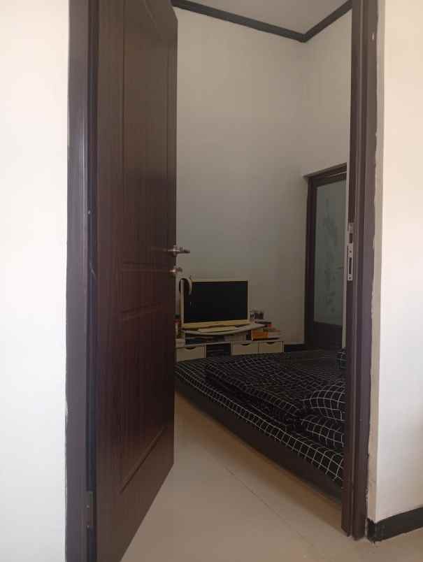 dijual rumah komplek pinus regency