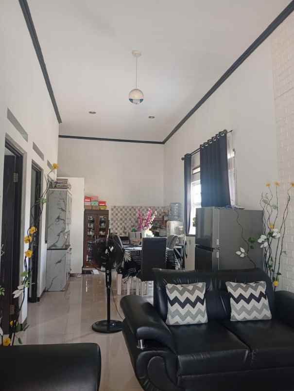 dijual rumah komplek pinus regency