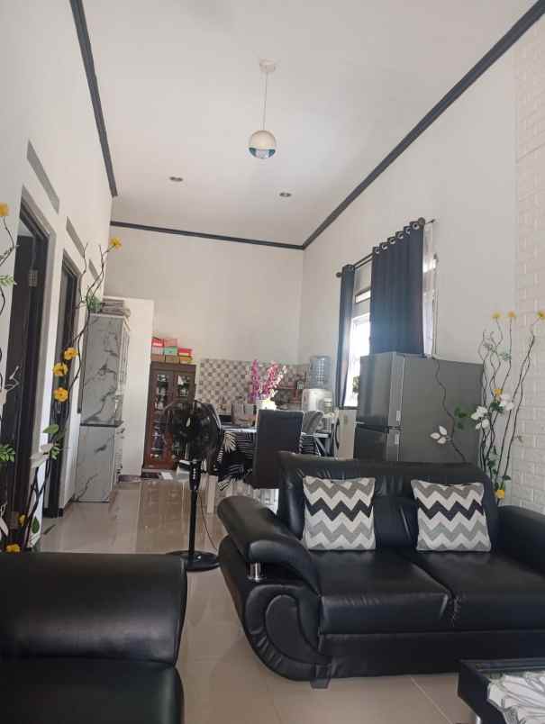 dijual rumah komplek pinus regency