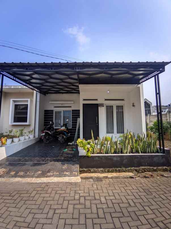 dijual rumah komplek pinus regency