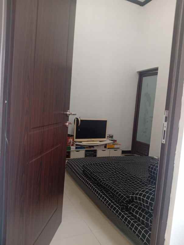 dijual rumah komplek pinus regency