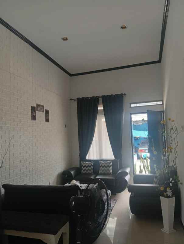 dijual rumah komplek pinus regency