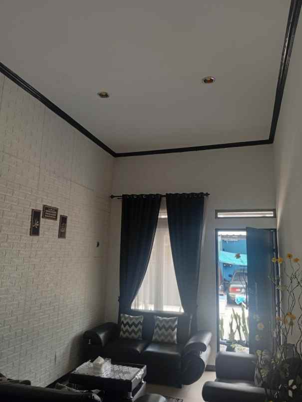 dijual rumah komplek pinus regency