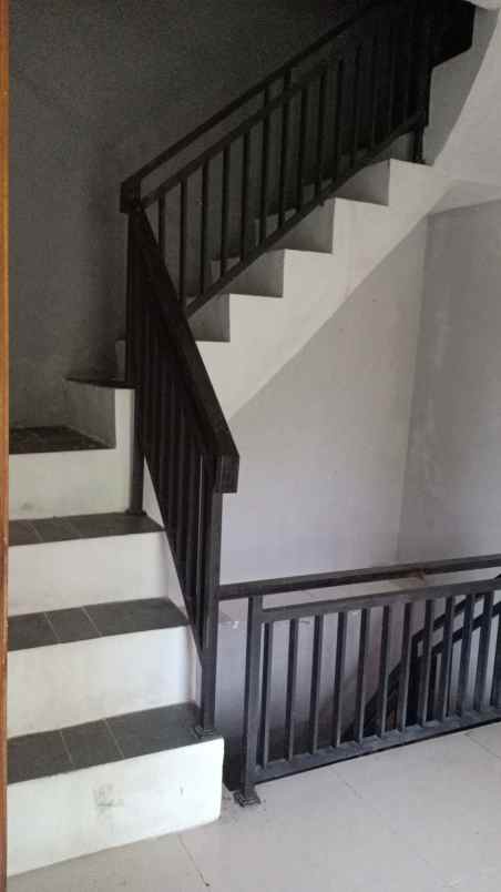 dijual rumah komplek sariwangi