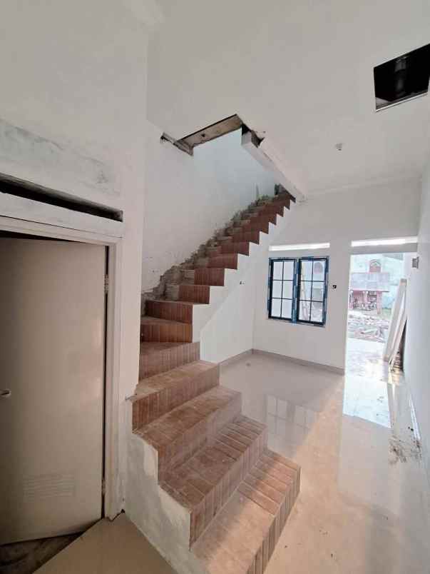 dijual rumah kp tengah kec kramat jati