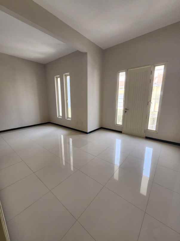 dijual rumah lebak indah