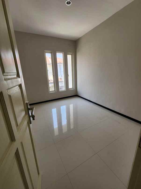 dijual rumah lebak indah