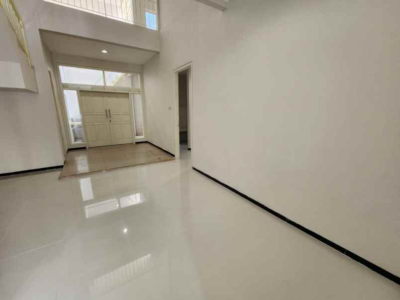 dijual rumah lebak indah