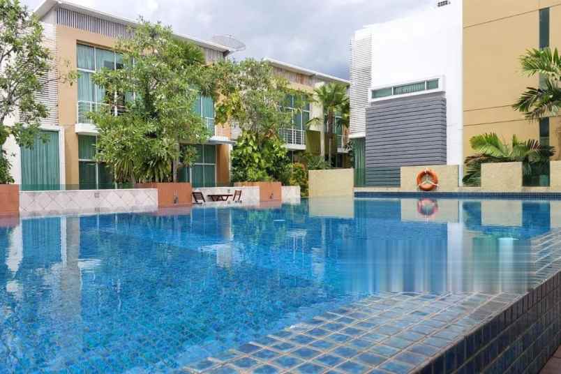 dijual rumah luster cantik 3 lantai di de oaze tomang