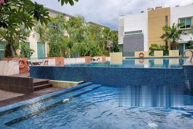 dijual rumah luster cantik 3 lantai di de oaze tomang