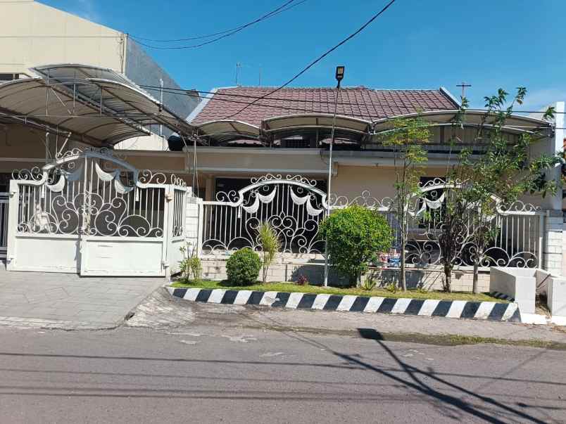 dijual rumah manyar