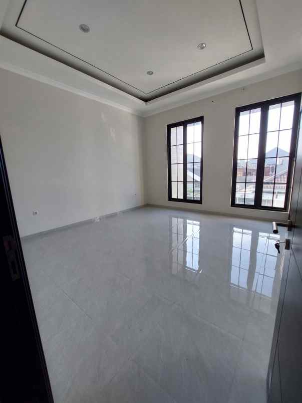 dijual rumah manyar