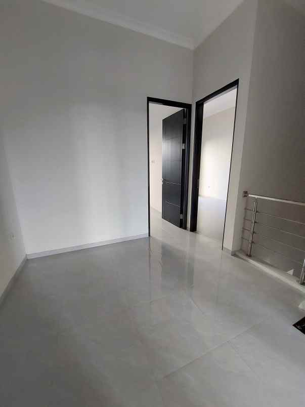 dijual rumah manyar