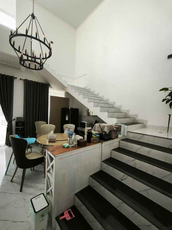 dijual rumah mewah kost aktif