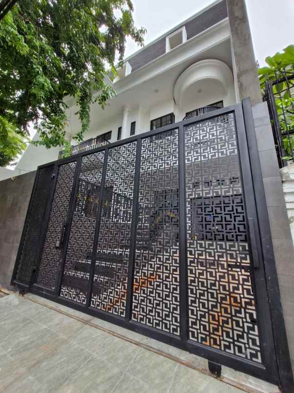 dijual rumah mewah siap huni di tomang