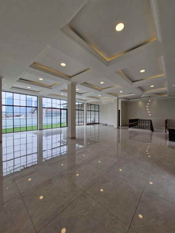 dijual rumah mewah siap huni di tomang