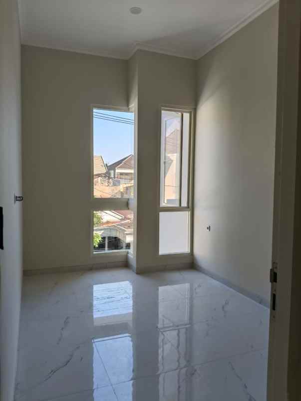 dijual rumah mulyosari utara