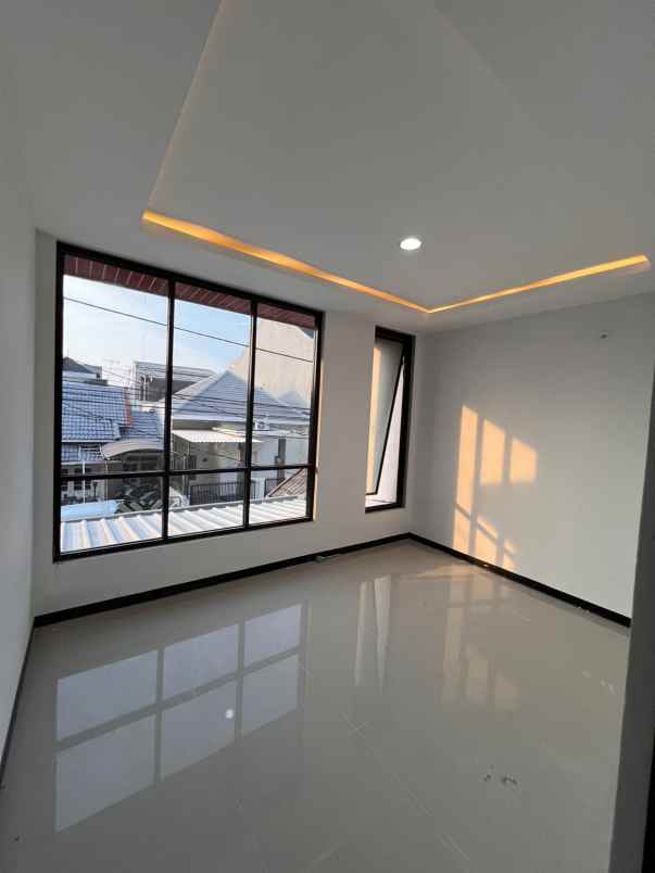 dijual rumah nginden intan