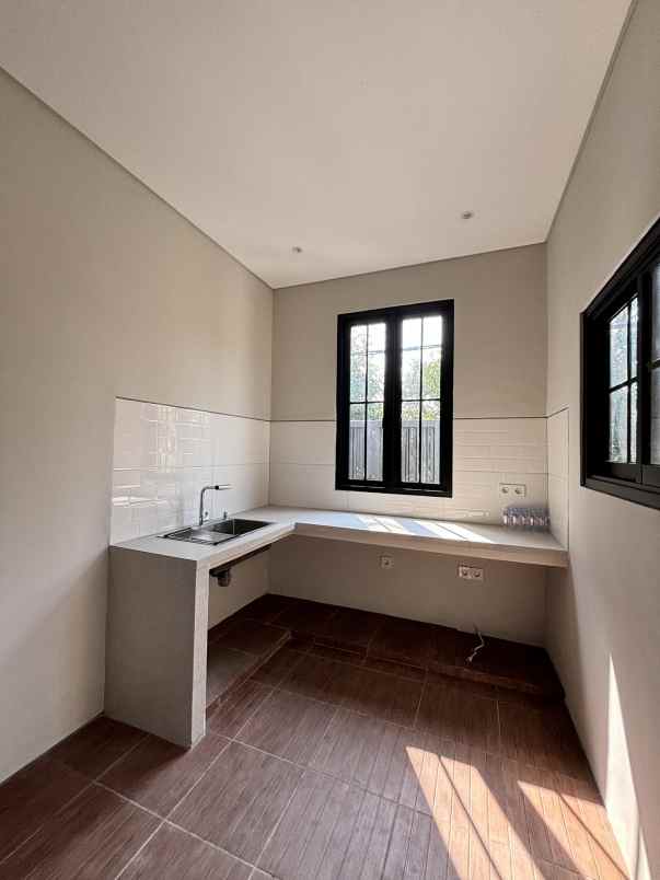 dijual rumah on progress manyar indah american style