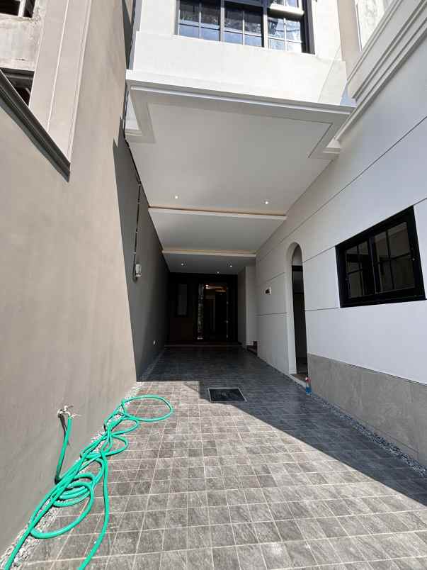 dijual rumah on progress manyar indah american style