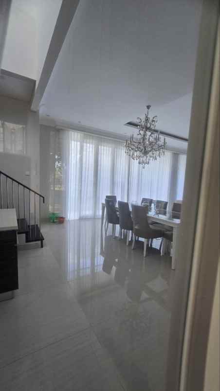 dijual rumah pakuwon city