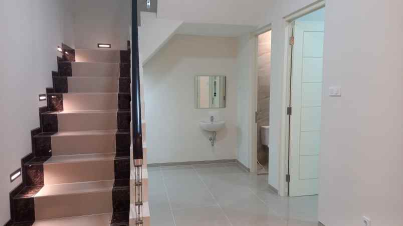 dijual rumah pakuwon city griya asri