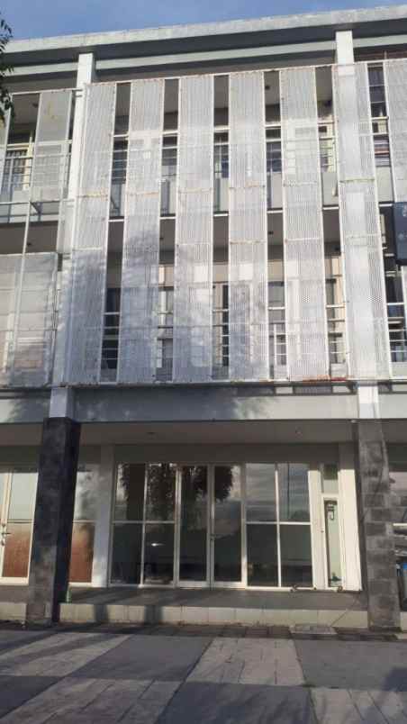 dijual rumah royal residence