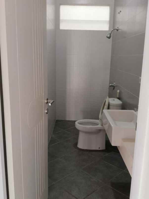 dijual rumah royal residence cluster