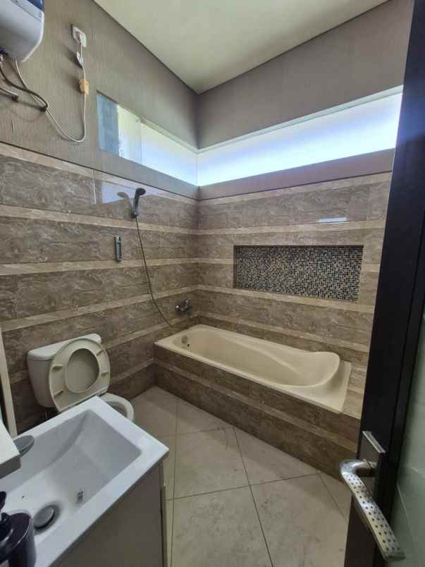 dijual rumah royal residence cluster