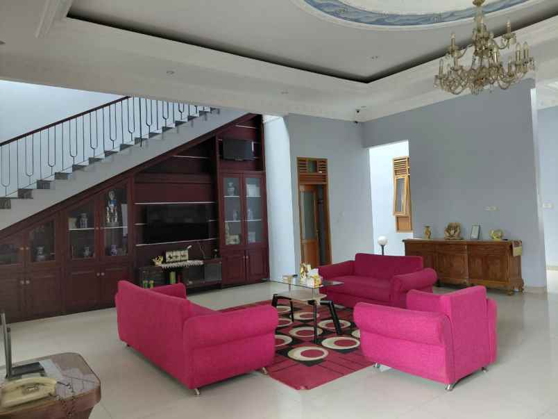 dijual rumah sangat strategis