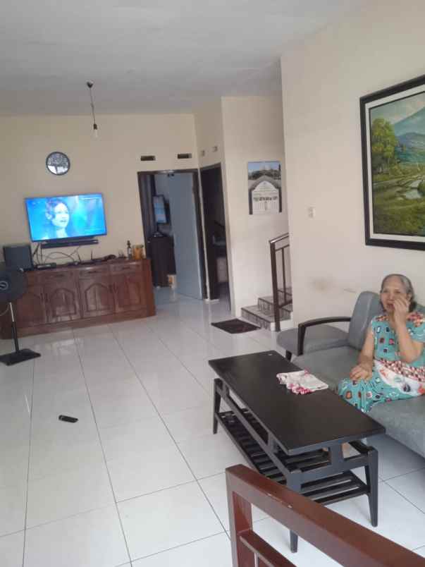 dijual rumah semolowaru