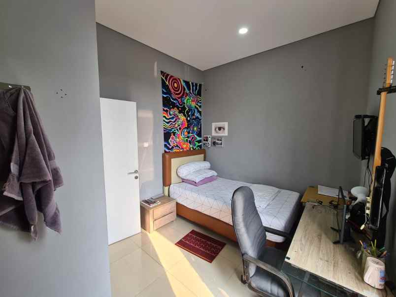 dijual rumah setraduta