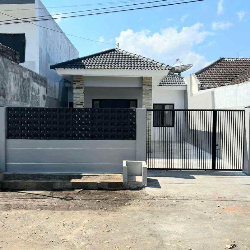 dijual rumah siap huni di perumahan mojopahit jember
