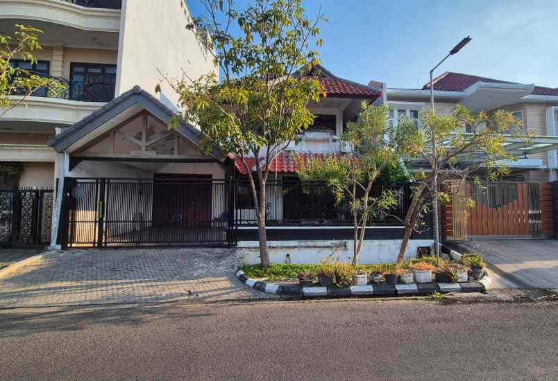 dijual rumah sutorejo