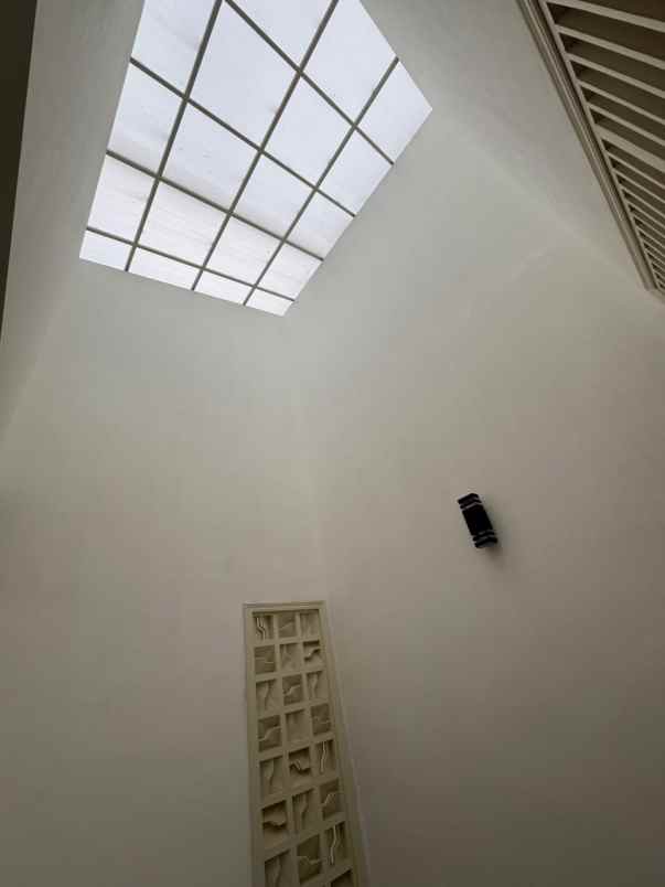 dijual rumah sutorejo prima