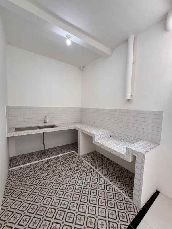 dijual rumah sutorejo prima