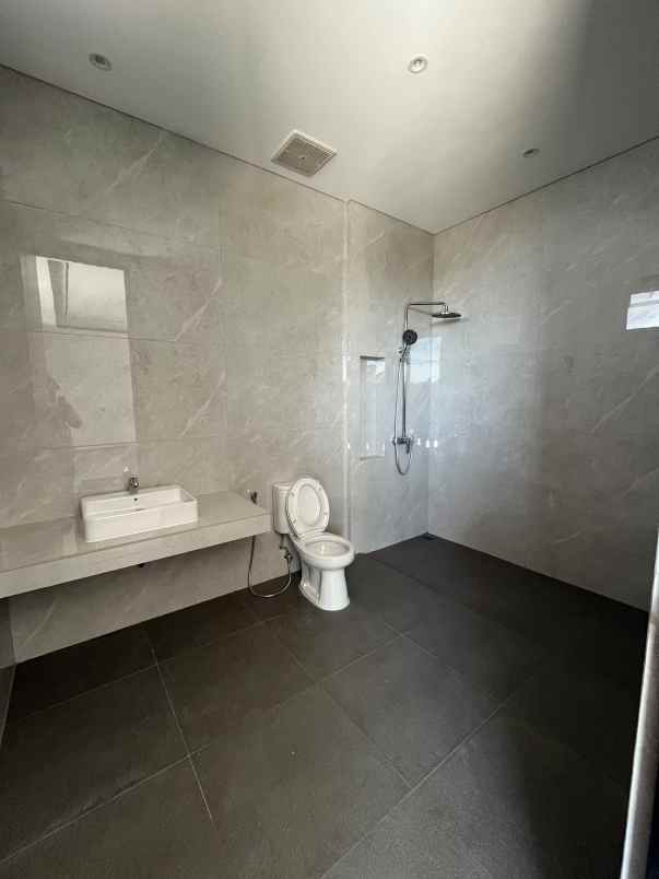dijual rumah taman golf citraland surabaya