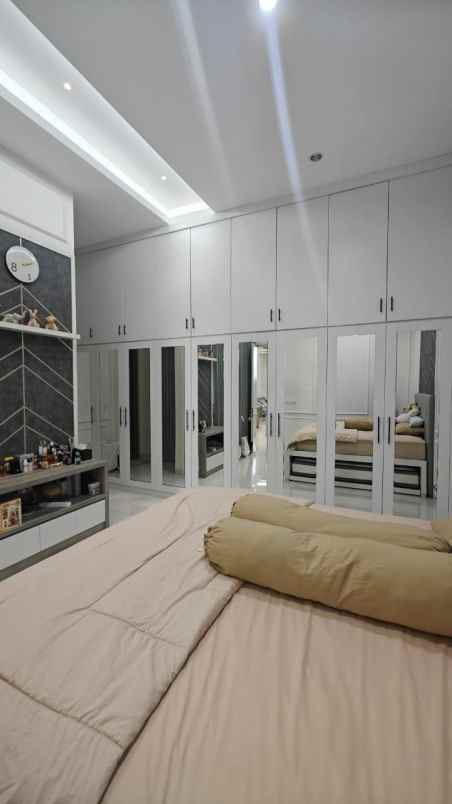 dijual rumah vila bukit regency pakuwon